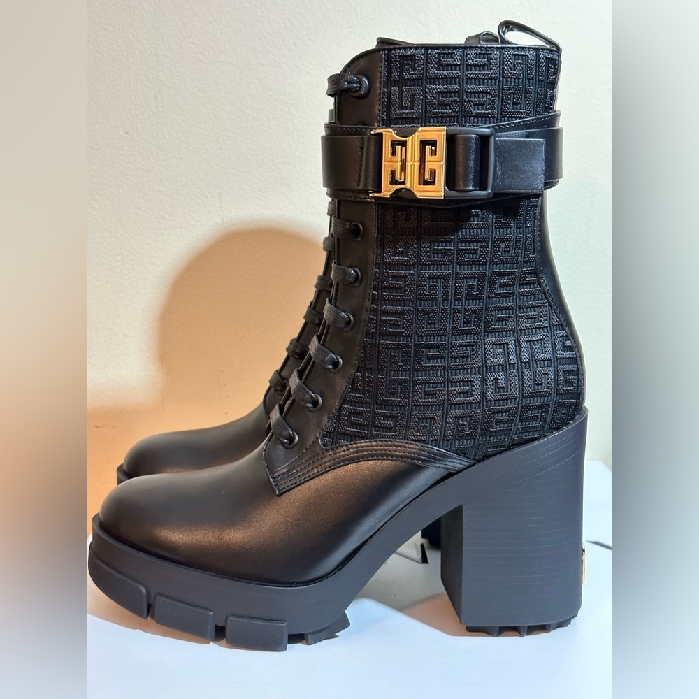 Givenchy Terra ankle boots in 4G embroidered canvas & leather - NIB - Size 10